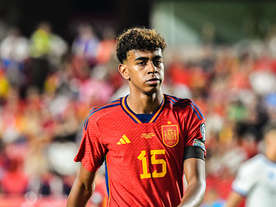 欧洲杯最年轻球员亚马尔：在德国随西班牙国家队备战，兼顾学业与足球梦想